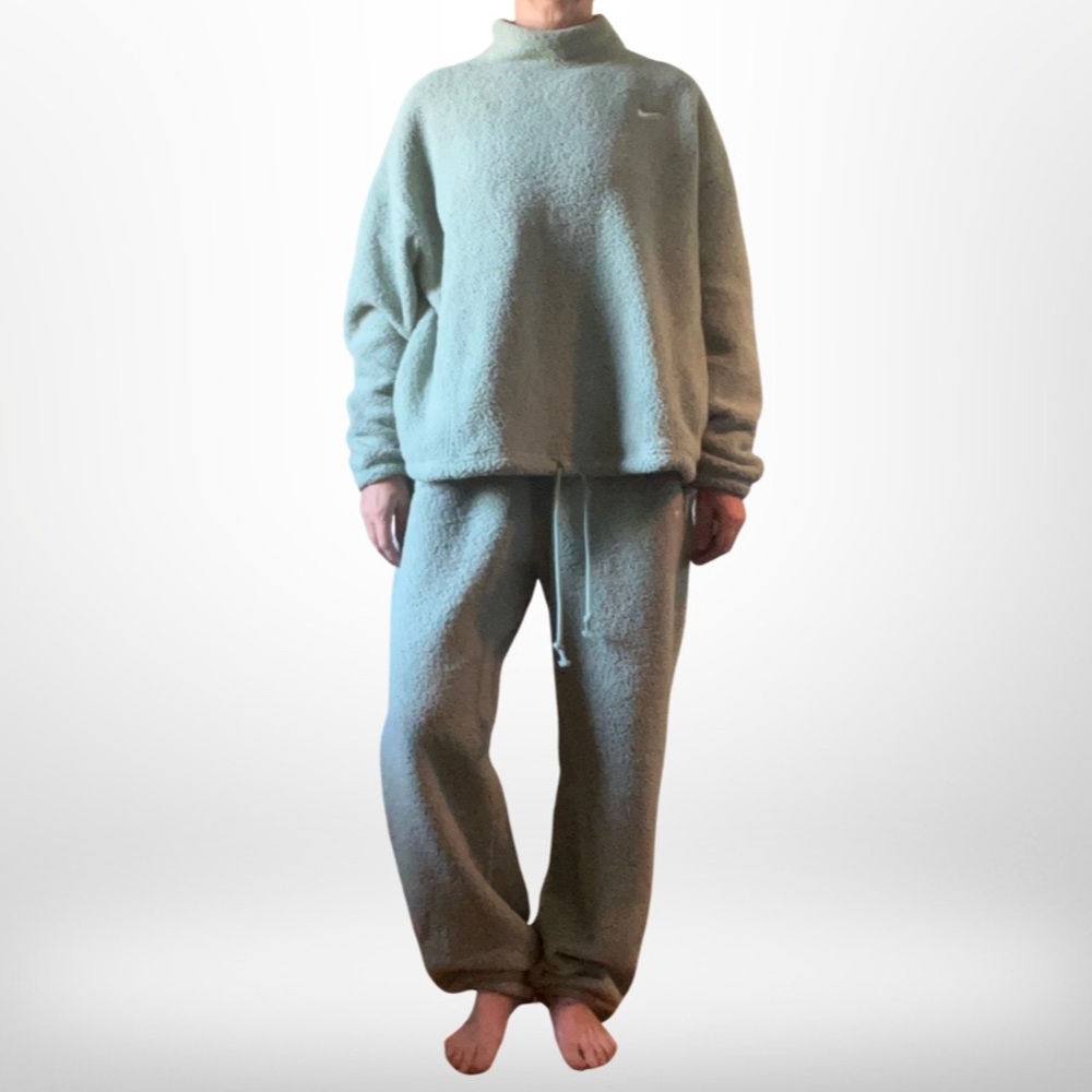 Nike fleece sweatpants and sweatshirt set, size XL in sea foam green.